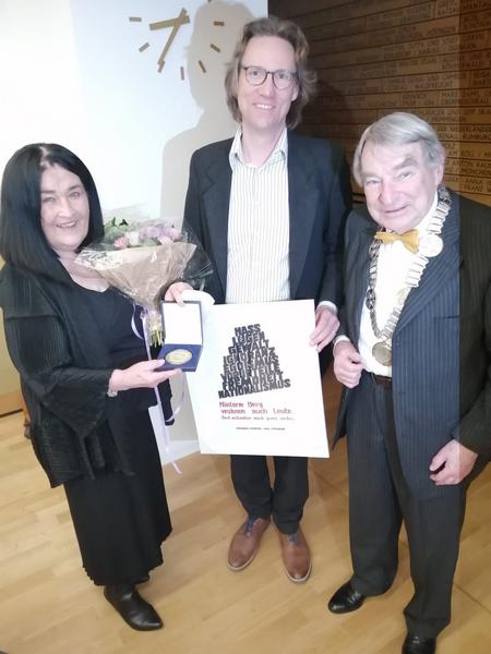 GROSSARTIGE VERANSTALTUNG - EHRENDE MEDAILLE.